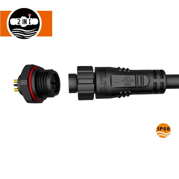 Mire használják a vízálló panelhez tartozó csatlakozókat főleg?